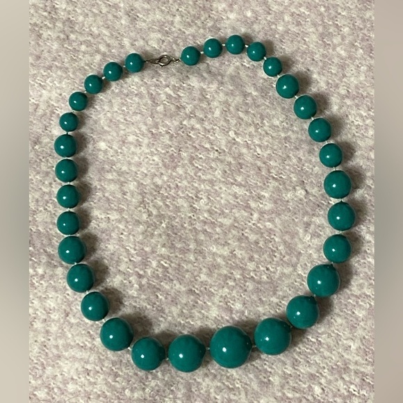 VINTAGE Green Plastic Bead Fashion Necklace, 18 inches - Picture 2 of 6